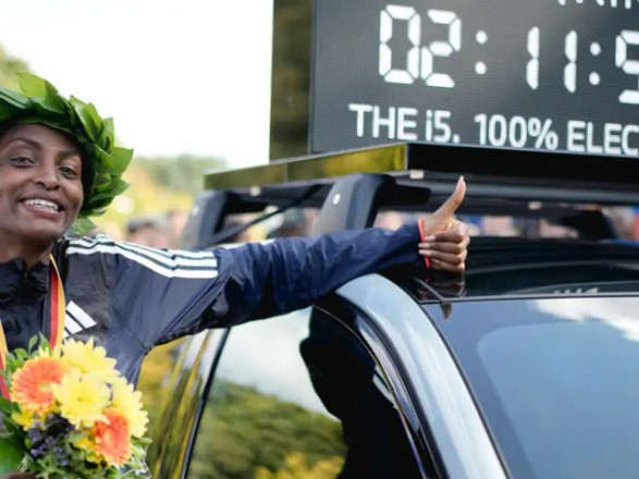 Эфиопская бегунья обновила мировой рекорд марафона