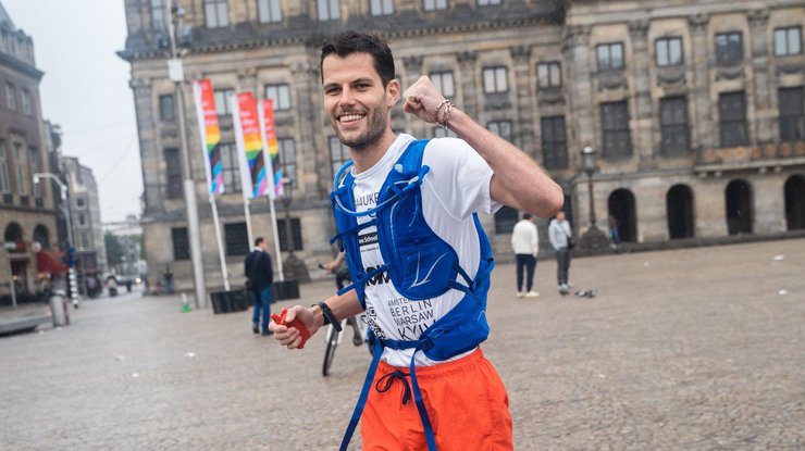 Нідерландський марафонець 43 дні біжить із Амстердама до Києва для збору допомоги ЗСУ (відео)