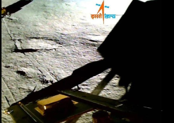 Индийский луноход нашел серу и другие химические элементы на Луне
