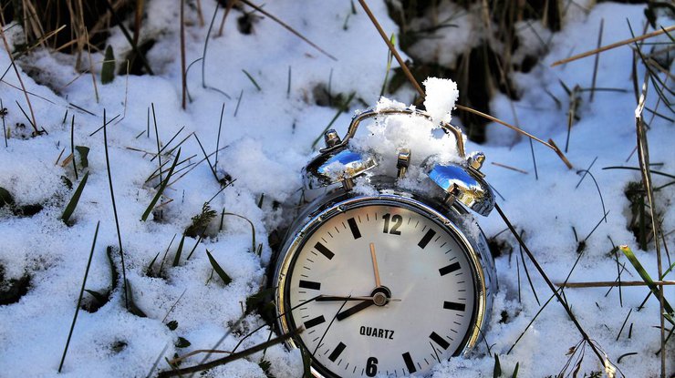 Коли переводять годинник на зимовий час 2023 року