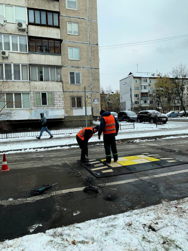 На київських дорогах з'явилась "берлінська подушка": що потрібно знати водіям