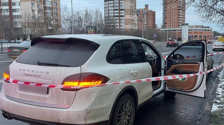 У центрі Києва пасажир Porsche відкрив стрілянину (фото)
