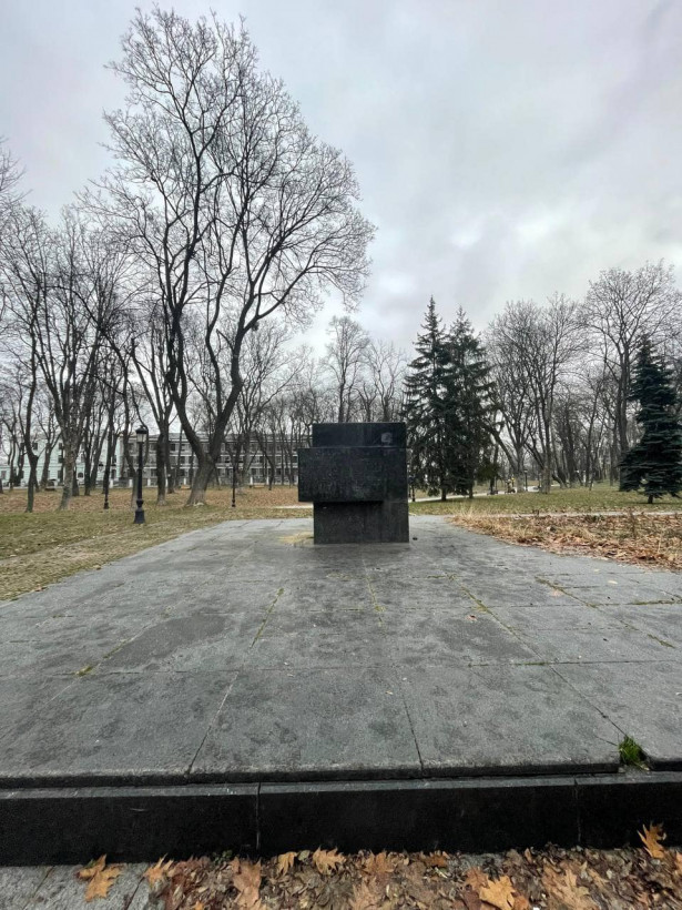 У Маріїнському парку Києва демонтували пам’ятник учасникам "січневого повстання" 1918 року