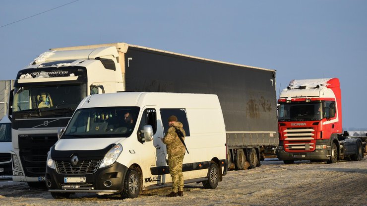 Черга у 1200 вантажівок: у Держприкордонслужбі розповіли про ситуацію на кордоні з Польщею (відео)