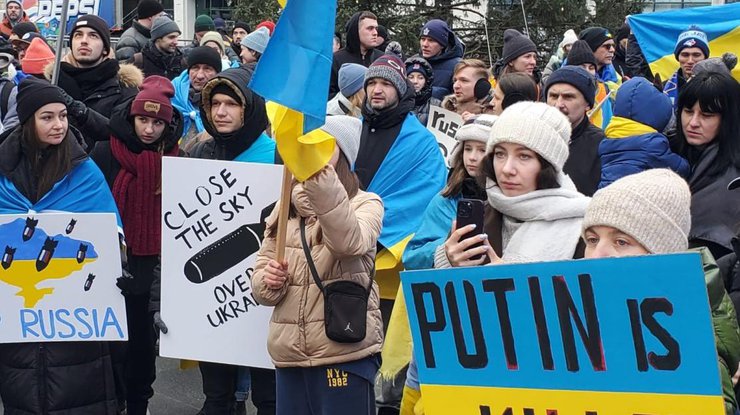 Десятки тисяч українців планують приїхати до Канади в найближчі місяці