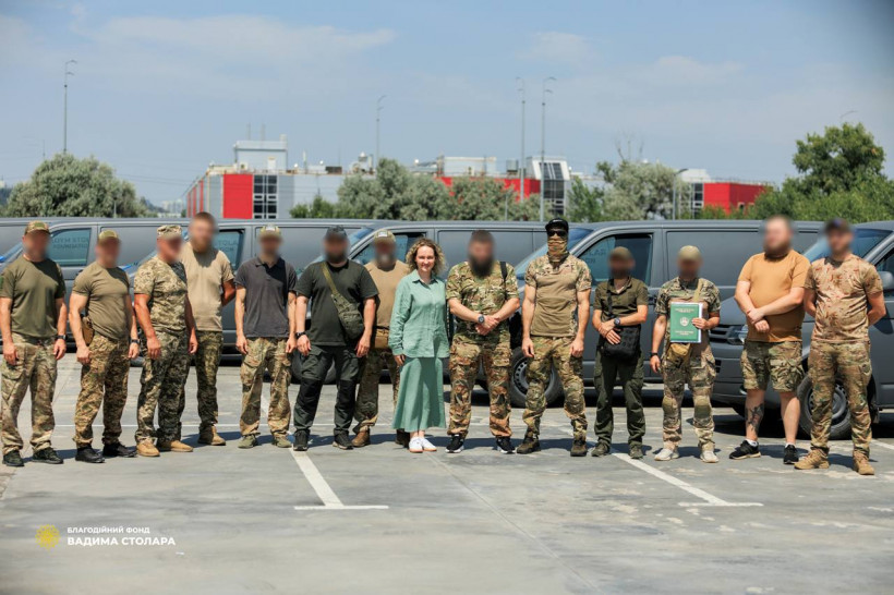 Захисники отримали десять автівок від Фонду Вадима Столара