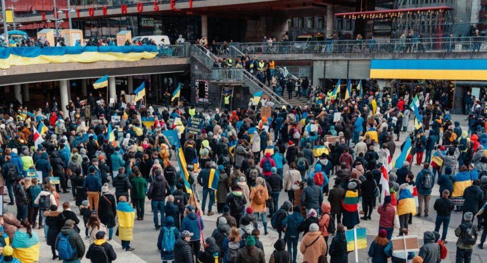 украинские беженцы просят защиты у шведов
