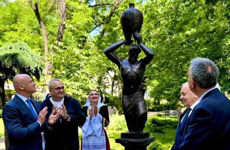 новая скульптура в Греческом парке