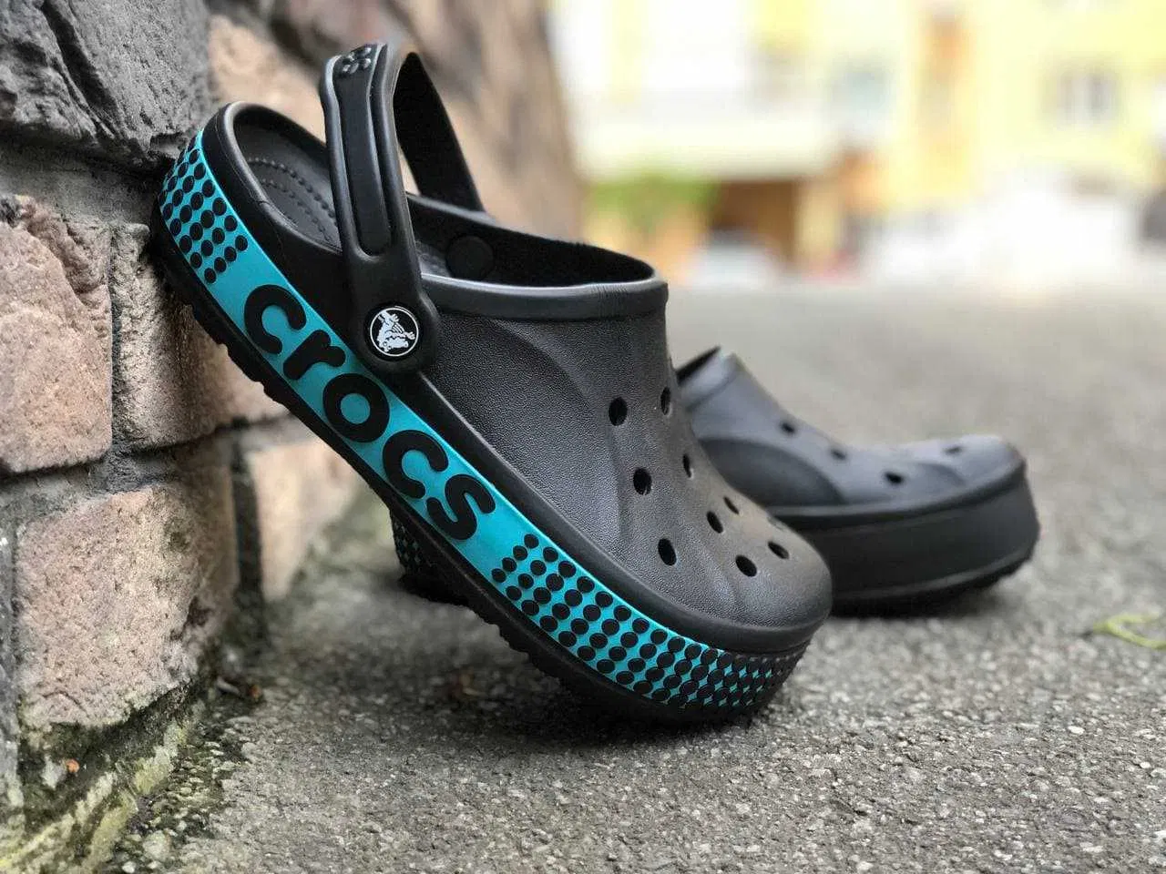 Акції Crocs впали на 30% через мита в США та падіння попиту