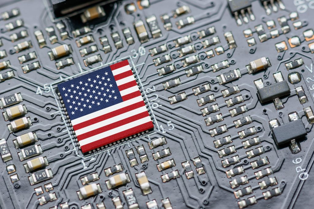 Чому Дональд Трамп хоче повернути виробництво чипів в США