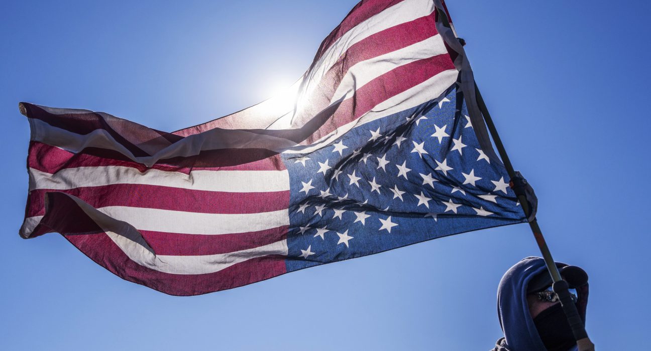США посилили покарання за наругу над державним прапором