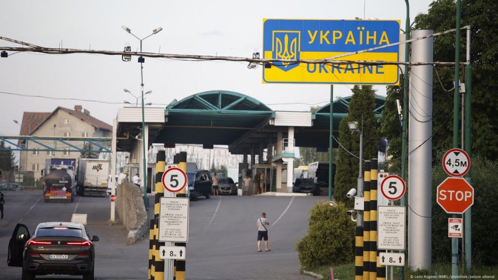 Уряд дозволив виїзд чоловікам 18–22 років під час війни