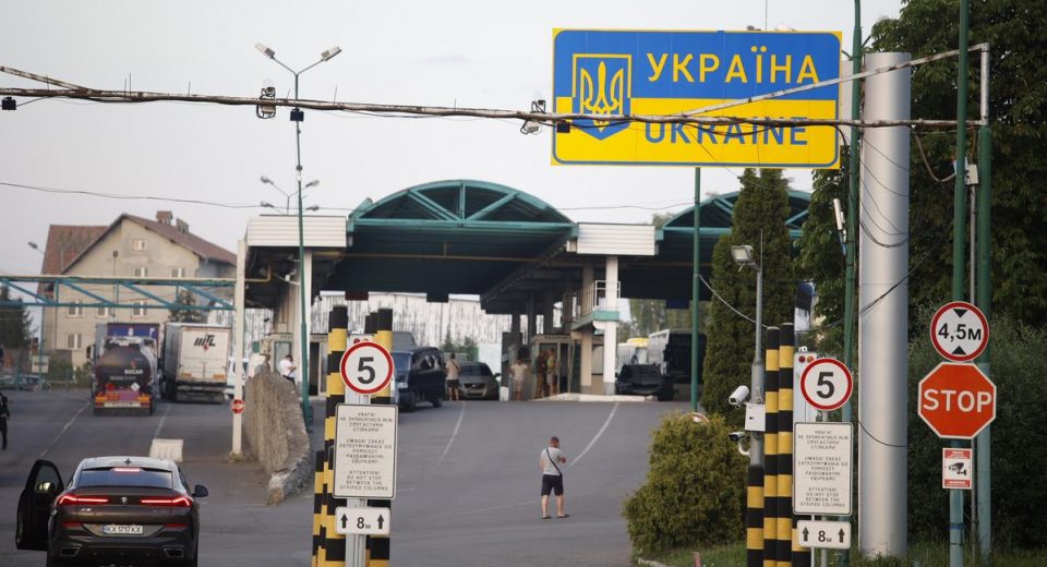 Уряд дозволив виїзд чоловікам 18–22 років під час війни