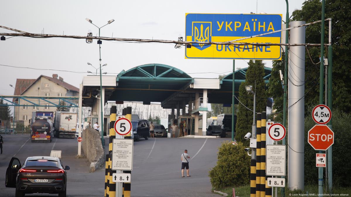 Уряд дозволив виїзд чоловікам 18–22 років під час війни