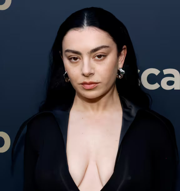 Charli XCX біографія, Charli XCX популярність, музика Charli XCX, стиль Charli XCX, секрет успіху Charli XCX