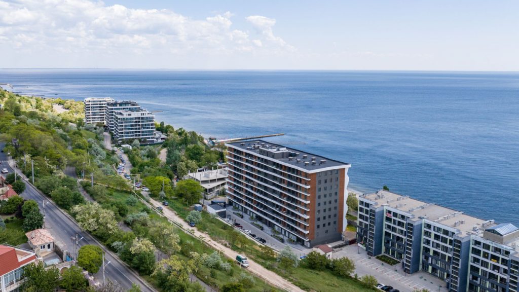 Погода в Одесі 5 жовтня 2025 хмарно, теплий вітер і спокійне море