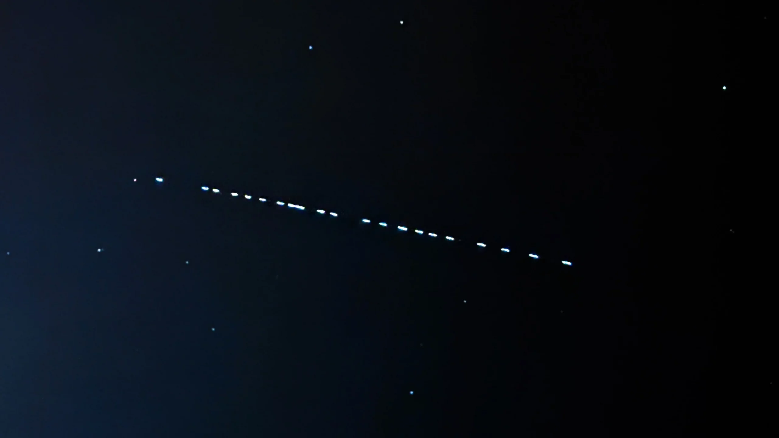 Супутники Starlink масово згорають у атмосфері Землі