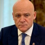 M&M’s випустив небесно-блакитне драже у стилі «Диявол носить Prada»: що відомо про розіграш
