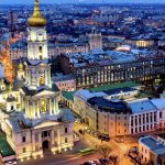 Час обривати стрілки у часнику: як зробити це правильно і як приготувати з них пікантну намазку на хліб