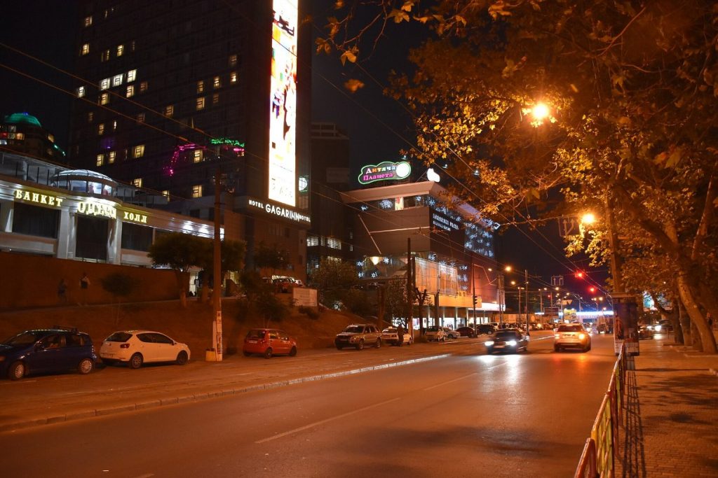 Генуезька вулиця в Одесі ввечері біля ТРЦ Gagarinn Plaza