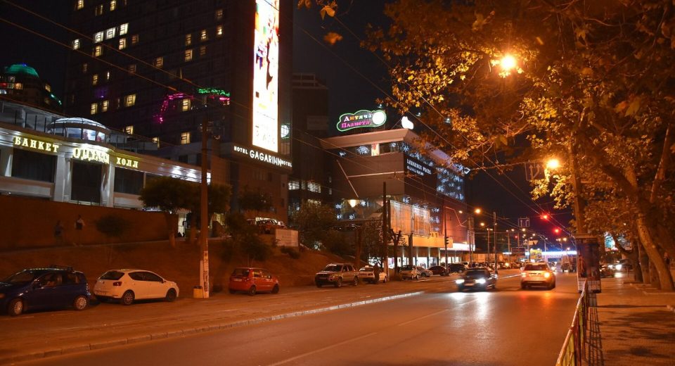 Генуезька вулиця в Одесі ввечері біля ТРЦ Gagarinn Plaza