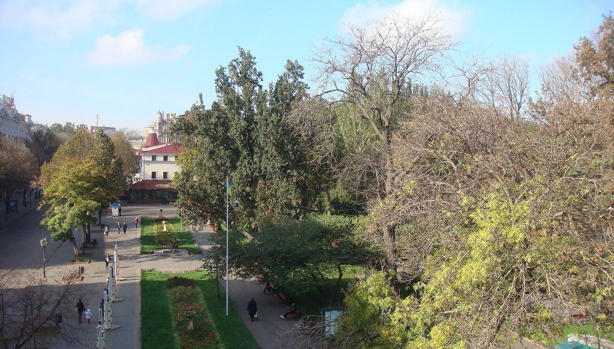 Дерибасівська вулиця і Міський сад в Одесі