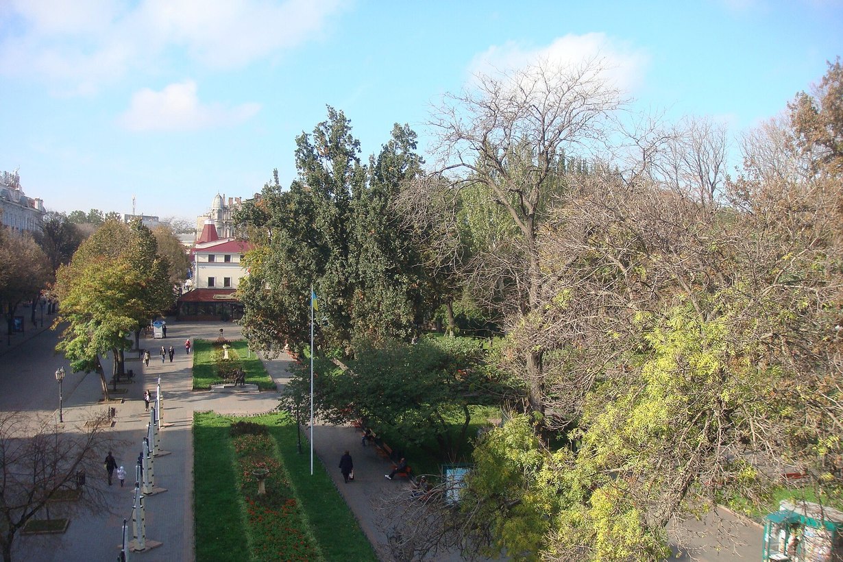 Дерибасівська вулиця і Міський сад в Одесі