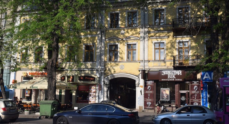 Будинок на вулиці Преображенській, 40 в Одесі, де розташований готель «Центральний»