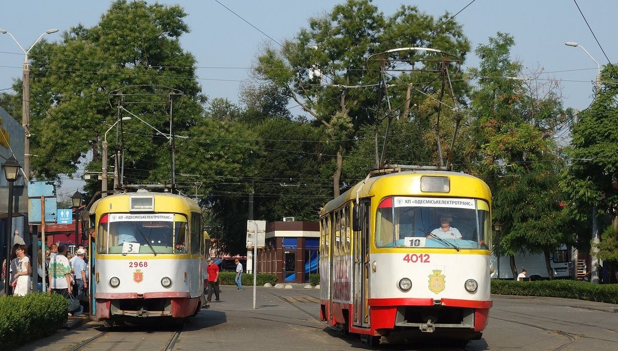 Два трамваї на вулиці Вокзальній в Одесі