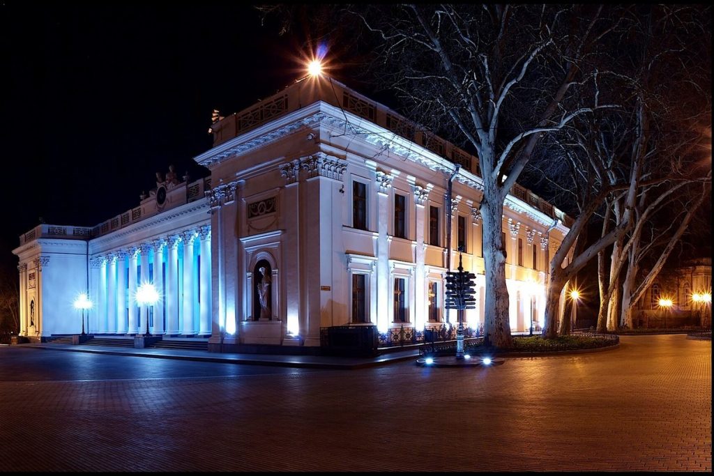 Будівля Одеської міської ради на Думській площі вночі