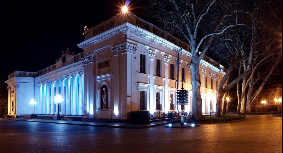 Будівля Одеської міської ради на Думській площі вночі