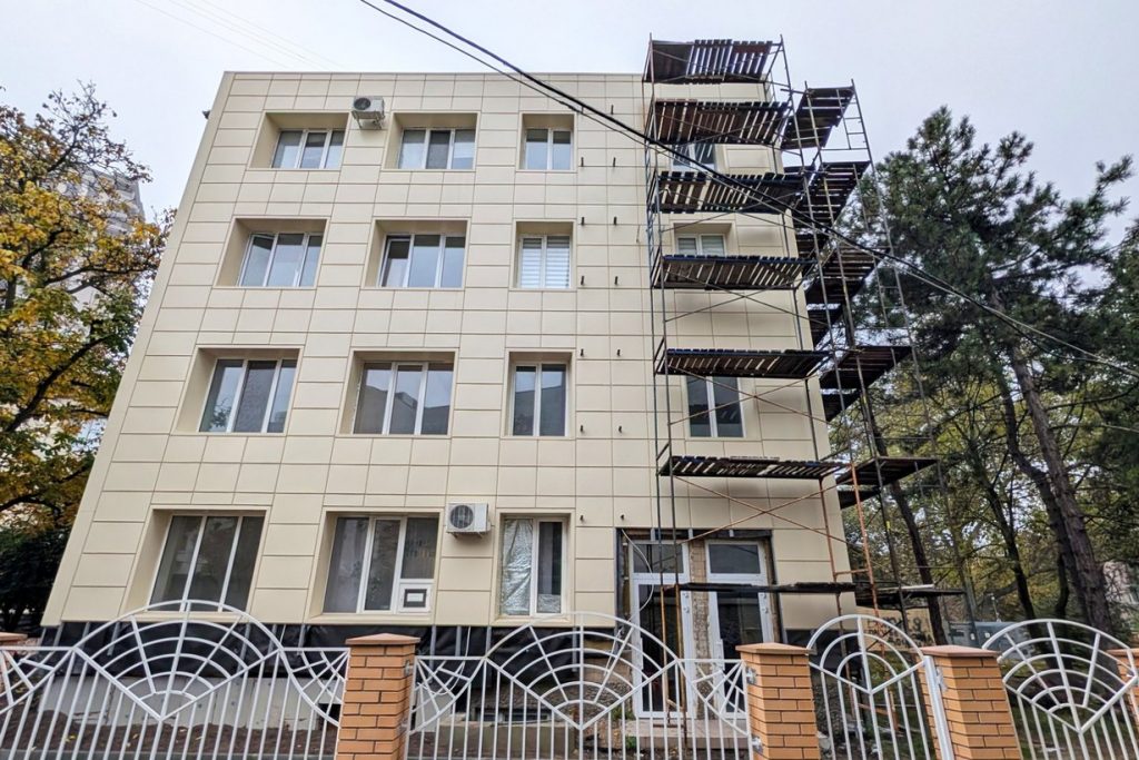 Будівля пологового будинку №5 в Одесі з риштуванням під час відновлювальних робіт