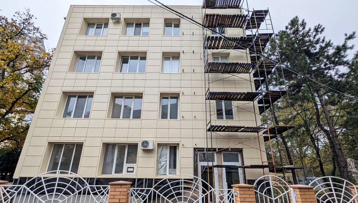 Будівля пологового будинку №5 в Одесі з риштуванням під час відновлювальних робіт