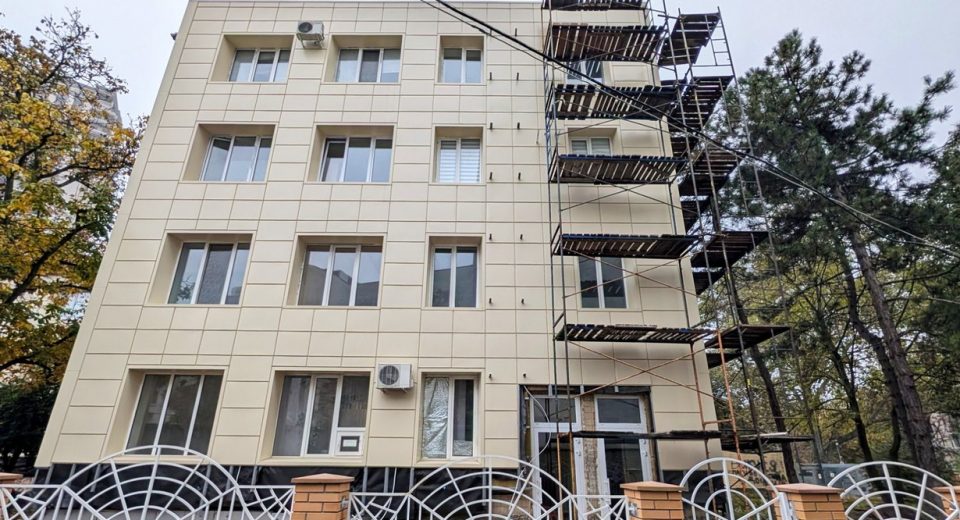 Будівля пологового будинку №5 в Одесі з риштуванням під час відновлювальних робіт